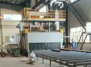 濟(jì)南鋼板預(yù)處理生產(chǎn)線(xiàn)安裝現(xiàn)場(chǎng)，包括拋丸機(jī)、噴漆室、烘干室等